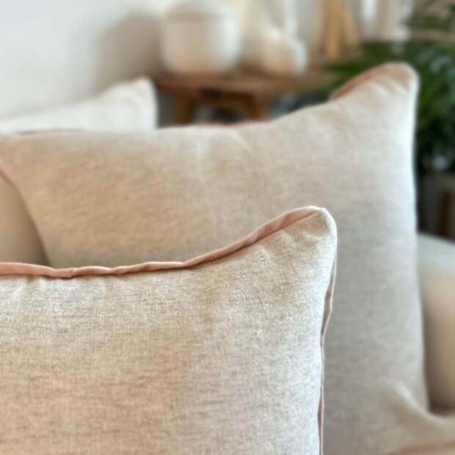 Almohadon Adare con vivo beige